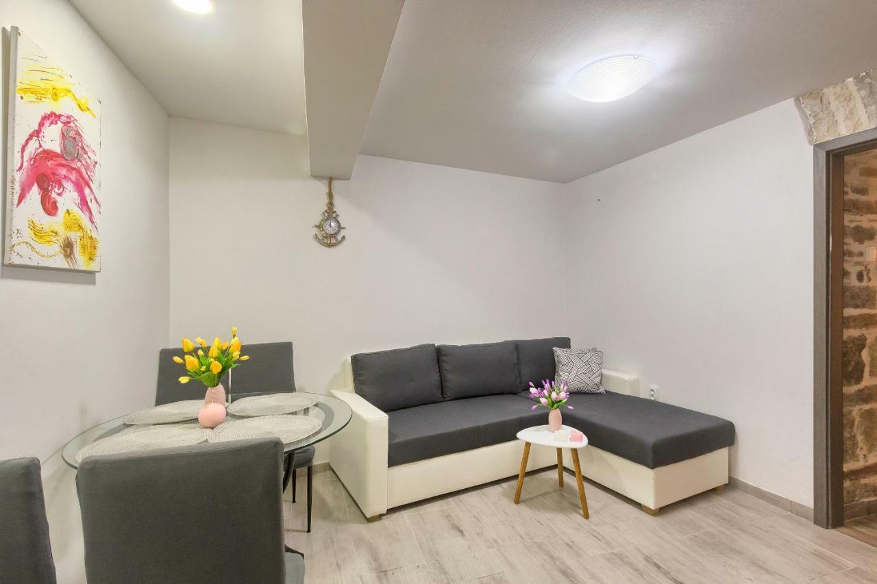 Old Town Apartments In City Center Pula Exterior foto